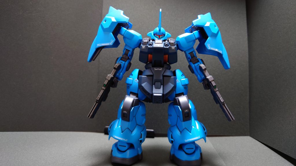 本当はグフカスタムカラーにしたかったのですが、水色が思った以上に水色で・・・缶スプレーこういうところが、難しいですボディの配色はイメージどおりにいったんですけどね・・・なんか、グスタフ・カールもしくは、ジャハナムっぽい雰囲気になりました