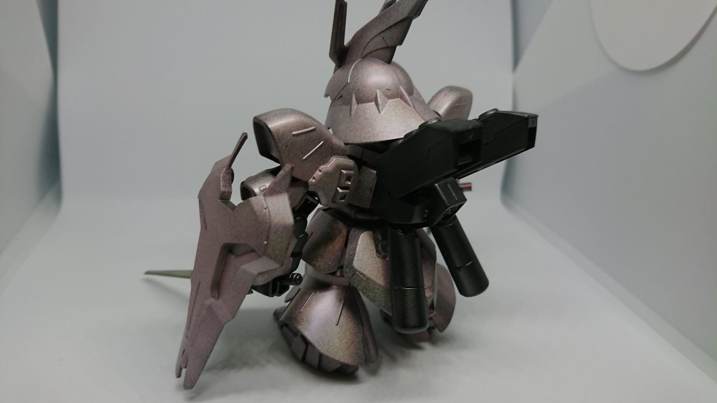 後ろから。バックパックが特徴的に大きいためほぼ黒いです。