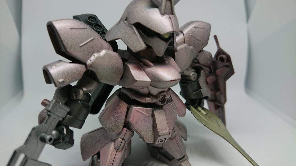 近距離から見ると一部塗装剥げてますがホロ感が一番よく見えるかも。(シールド裏サボりました)