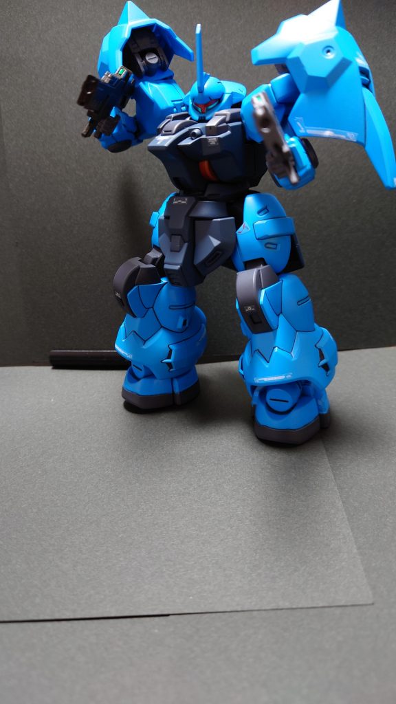 あと2体ディランザを作ろうとしており、装備の構想でライフルが一丁余りそうだったので、この水色くんに渡しました2丁拳銃っぽくなったので、トゥーハンドってことで笑