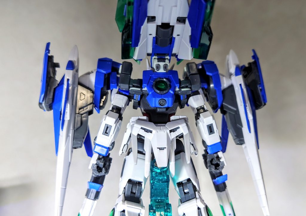 バックパックはこんな感じです。とりあえず形になったものの、GNシールドの接続部の造形がしっくり来ない…