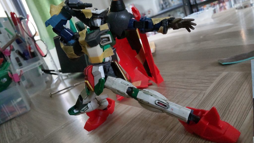 ミキシングはこの手の画像が手元に残りがちですね。当初は旧キットマスターの靴パーツはそのまま使うつもりでしたが、つま先立ちのようなポージングで難があったので止めました。つま先とかかとを分割することが出来れば、この方が良かったんでしょうねぇ（その技術はない）このころはまだ腕パーツは30mm使っています。マッシブさと腕のひねり可動は捨てがたいものはあったのですが…