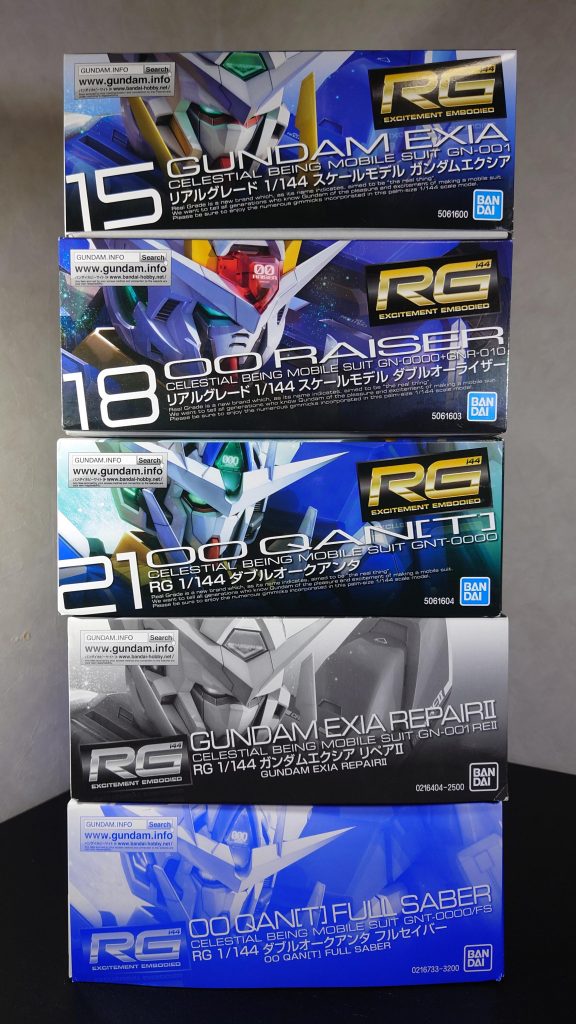 素体はエクシア、エクシアR2、ダブルオーライザー、ダブルオークアンタ、ダブルオークアンタフルセイバーで、すべてRGになります。（紆余曲折あり結果論ですが、エクシアはR2だけがあればよかった…）すべて同じアドヴァンスドMSジョイントを採用しているということで、外装はめ替えれば簡単にミキシングできるんじゃないか、という安直な目論みから始まりました。…自分がニッパー以外を使ってガンプラ作ったことがない初心者でなければ、きっと易しい改造だったのでしょう…