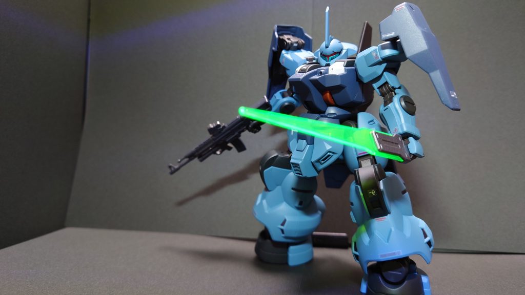 ライフルは、親衛隊仕様のギラ・ズールよりディランザはホント宇宙世紀にも出てきそうなデザインですね