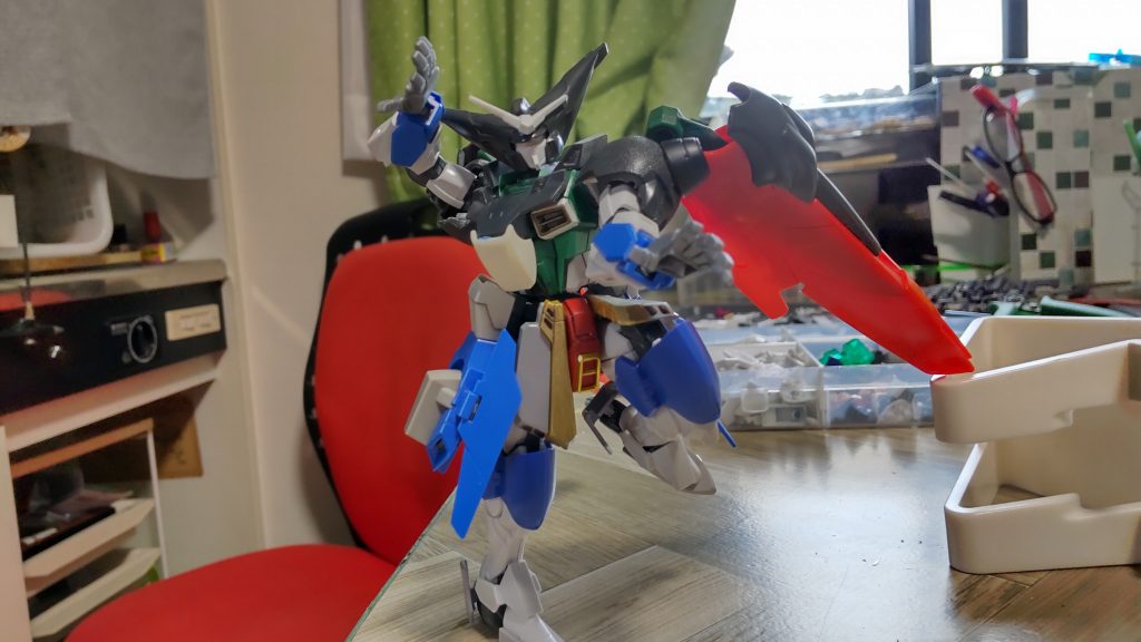 力強さを出すため、当初はアーサーガンダム＋シーザーガンダムの拳パーツを使うつもりでした。マッシブみは出るのですが、ミキシング後の全体的なパーツの大きさに引きずられてキットが小さく見えてしまう…もとい、子どもっぽさが出てしまうので止めました