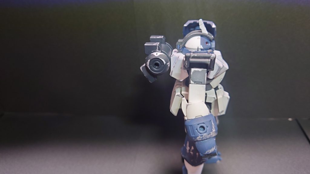 顔は前半分が紺、後ろ半分を白にしています