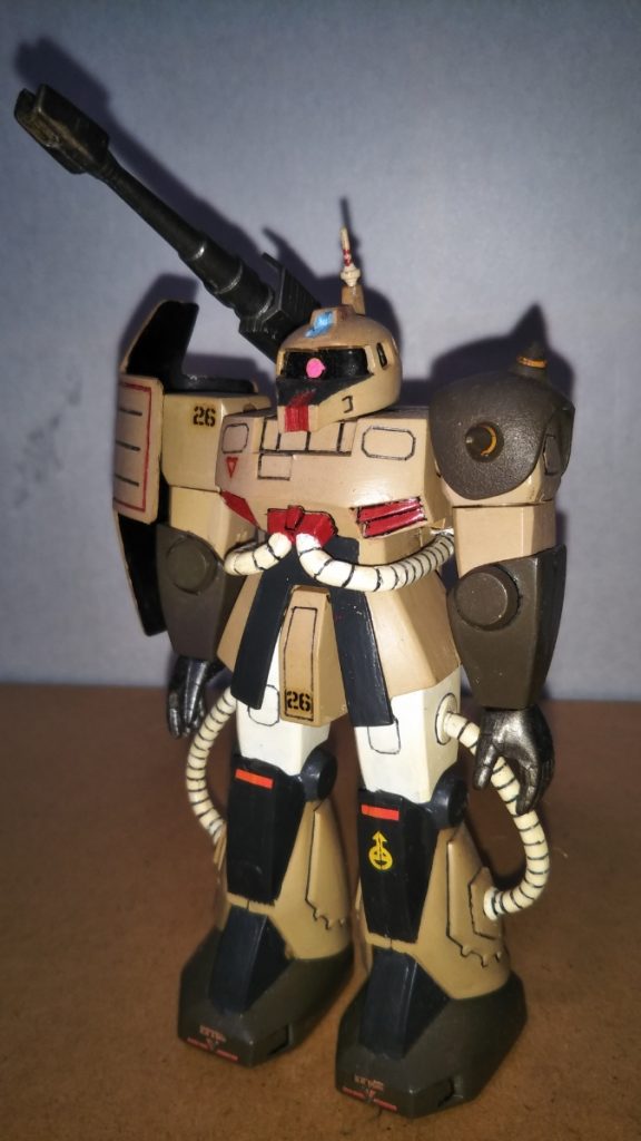 正面素立ちです。 使用したキットは1/144MSVのザクキャノンです。 基本塗装はライトブラウン、オリーブドラブ、黒に若干白を混ぜたダークグレー、ツヤ有り白です(ツヤなんてとうに消え去っていますが・・・)。 手首やキャノン砲は黒鉄色、胸部や口のダクトは赤で塗装しました。 前回のゲルググキャノン同様、長年棚の上に放置してしまってあったため全身にホコリがこびりついており、投稿のために濡れティッシュで拭いてキレイにしてやりました。 また、右胸の逆三角形のデカールが経年劣化と日焼けで真っ白になってしまっていたため、ここは筆塗りで補修してあります。