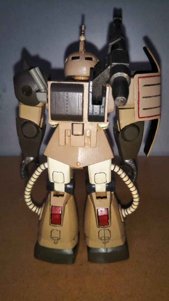 リアビューです。 キャノン砲を装備するためにカスタマイズされた特徴的なバックパックのほか、脚部もザクより強化されていますね。 また設定によると、ふくらはぎの部分にはグフで実用化された脚部の補助推進システムを試験的に導入してあるようです。 相変わらず、MSVは背中の情報量が旧キットとは思えません・・・。