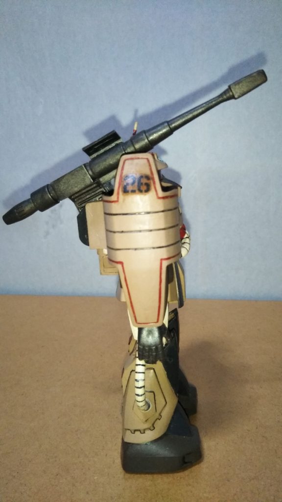 サイドビューです。 バックパックの左サイドにはスモークディスチャージャーが取り付けられており、なんと可動します! それにしても、シールドに貼られたナンバーデカールの経年劣化が特にひどいですね・・・。 シールドのスミ入れは大学生の頃、リペイントする際に面相筆で赤いラインを再現してみました。 地味にこの作品のお気に入りポイントです(笑)。