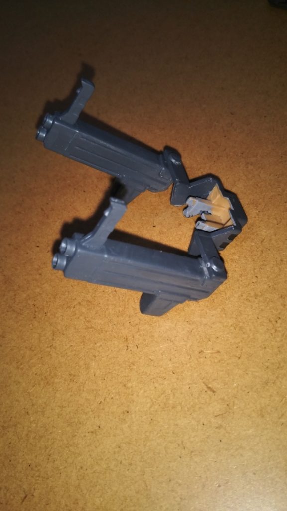 ビッグガンです。 このキットに付属する唯一のオプション武装ですが、かなりカッコいいです! が、遊んでいるうちに右側のビッグガンが付け根で折れてしまい、長年放置してしまってありました・・・。なので、今回の投稿に合わせて修復し、リペイントしました。 ちなみに塗装は私がよく使う、ニュートラルグレーにツヤ消し黒を混ぜた暗めのグレーです。