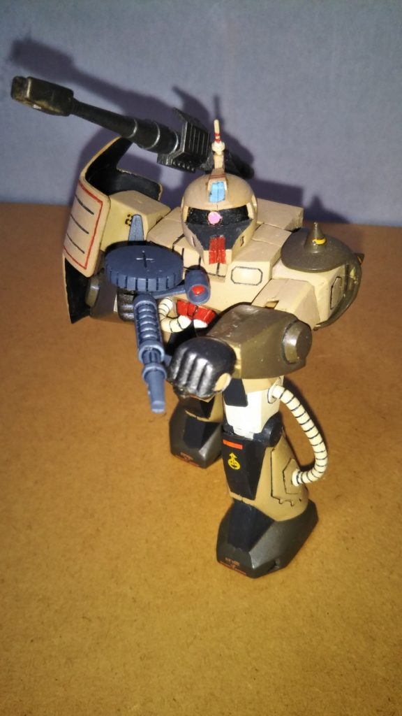 ザクマシンガン装備です。 マシンガン本体と銃の持ち手は、2年ほど前に投稿したMSVの高機動型ザクから拝借してきました。 ガンダムユニコーンのトリントン基地襲撃シーンでもザクマシンガンを装備していたので持たせてみましたが、やはりザク系の機体にはこの装備が似合いますね。