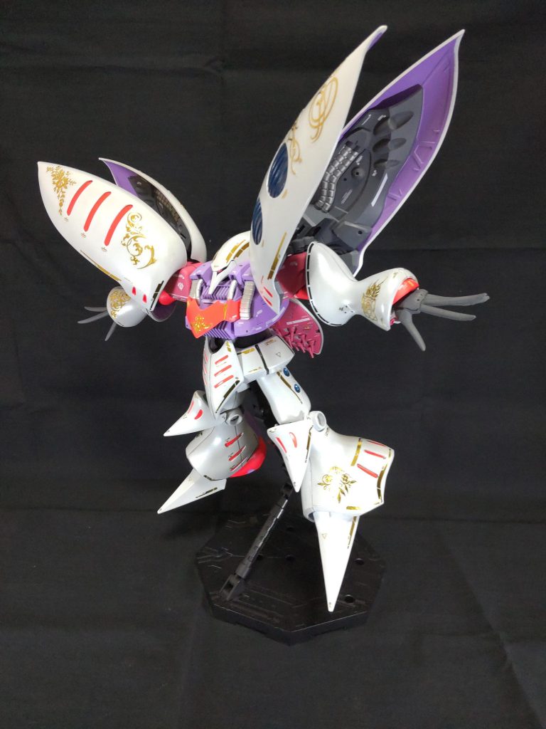 こちらも前回投稿のナイチンゲールと同様、ヤフオクのジャンク品の作り直しとなります。このキュベレイ、塗装品でしたので白色以外は、パステル調の明るい色を上塗りし、塗装剥がれやスミイレが気に入らなかった肩とファンネルコンテナは、塗装を剥がして成形色としています。経年やホコリで黄ばんでいた白い部分は、2500番のスポンジヤスリとコンパウンドでコツコツ磨いて光沢のトップコートで仕上げました。立体のデコシールは、装飾と修正しきれなかった塗装箇所を隠すために張りましたが結構気に入っています。