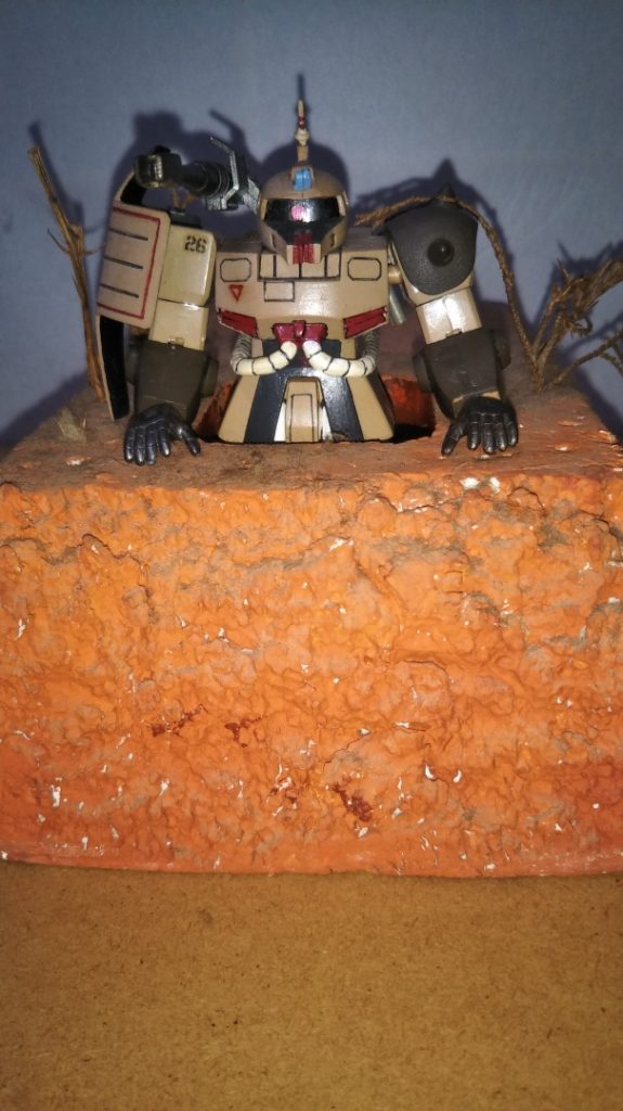 塹壕に下半身を埋め、防衛戦闘をおこなうザクキャノンです。 08小隊の第3話「信頼への限界時間(タイムリミット)」にて、シローがキキたちの村に捕らわれている間にカレンやサンダースたちが攻撃を仕掛けていたジオンの前線基地にいたザクキャノンが元ネタです。 実はあのシーンを初めて見たときはザクキャノンという機体をよく知らず(名前は聞いた事があったかもしれませんが)、顔の形からゲルググキャノンだと勘違いしていました(笑)。