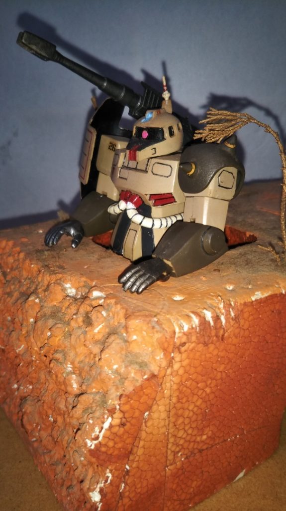 最後までご覧いただきありがとうございました。 このキットも前回のゲルググキャノンと同じく、母親の当時の勤め先の近くにある模型屋で購入しました。 その模型屋なのですが、私の家からは少々距離があるため、当時はたまに母親に車で連れて行ってもらっていました(自力で自転車でいけるようになったのは、高校生になってからでした)。 このキットを購入した時も母親に送ってもらったのですが、それがちょうど15歳の誕生日の頃で、これは誕生日プレゼントとして買ってもらったモノでした。 しかしその日はちょうど数日前に行われた夏休み前の期末試験が返却された日で、テスト結果について母親と車の中でケンカになってしまいました。「なんでせっかく誕生日プレゼント買ってもらうのにそんなこと(テストの点数)で怒られなきゃいけないんだよ! こんな気持ちでプラモデル買いに来たくなかったよ!!」と思わず言ってしまったところ、母親も「じゃあ今すぐ帰る! プラモデルなんか作ってないで勉強しなさい!!」と怒鳴り返してきました。 そんなやりとりをしながら、かなり最悪な気分と雰囲気で模型屋のドアを開けたのですが、目当ての旧キットコーナーには、なんとずっと欲しいと思っていたザクキャノンのキットが1つだけ積まれているではありませんか!? いままでの仏頂面はどこへやら、歓声を上げて小躍りしながら、このキットをレジまでもっていきました。 母親も、そんな私の単純さに毒気を抜かれたのか、幸いそれ以上お小言を食らうことはありませんでした。 そんなわけで、このザクキャノンもなかなかに思い出深い作品のひとつです。 まさかあれから20年近く経ってから、このキットをこうしてネットで公開することになるとは当時は思いもしませんでした・・・。 最後になりますが、本作品をご覧になっての感想などいただけますと幸いです。 さて、今回も少しお知らせをさせてください。 次回の完成作品投稿ですが、ゲルググキャノン、ザクキャノンとキャノン砲を装備した投稿が続いておりますので、次は連邦軍の「キャノン付」MSVを投稿したいと考えております。 一体どんな機体なのか、候補はかなり絞られてしまうかもしれませんが、どうぞご期待ください。 また、本日ちょっと面白いモノを買ってみたので、そちらをこの後モーメント機能の方で投稿したいと思います。 大したモノではありませんが、そちらも是非、ご覧ください。