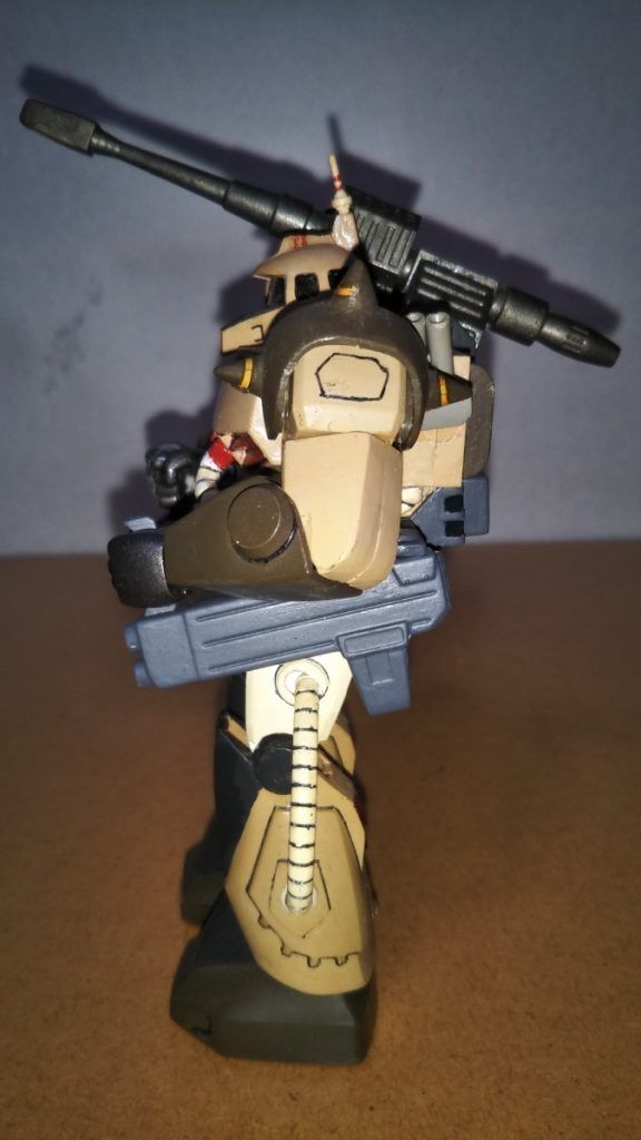 ビッグガン装備です。 ザクキャノンと言えば、キャノン砲もそうですが個人的にはこの武器ですね。 ですが、今回撮影のために10年ぶりくらいに装備させたら、修復していない無事だった方の左側のビッグガンがストラップの根元からぽっきり折れてしまいました・・・orz 仕方がないので両面テープで無理やり固定して撮影しましたが、もう修理する気力が湧かないかもしれません・・・。ビッグガンと一緒に、私の心もポッキリと折れてしまいました・・・。