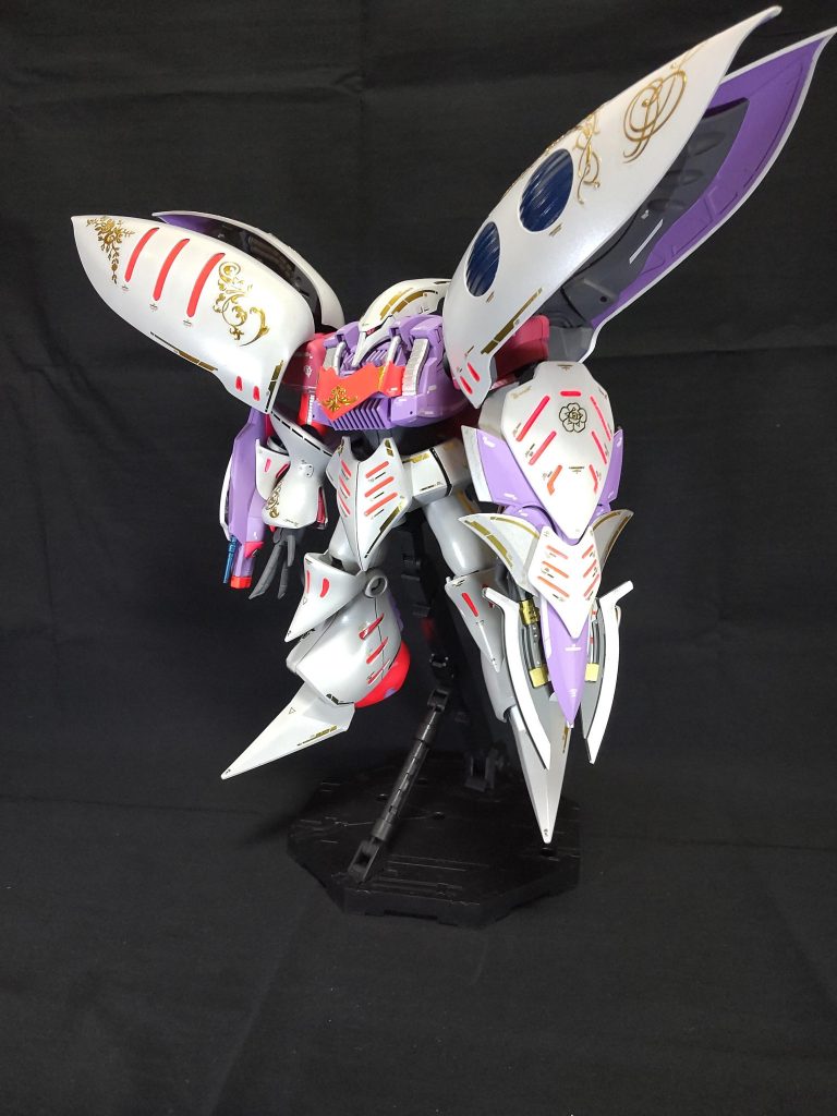 キュベレイに何か武器を持たせたいと思い定番のランスかロングライフルでも持たそうかと思っていましたが、説明書の機体解説には、独特の指の形状は、ファンネルの操作を補助する機能があるとのことでしたので持たせるのではなく、腕に取り付ける形状でビームガンにしました。