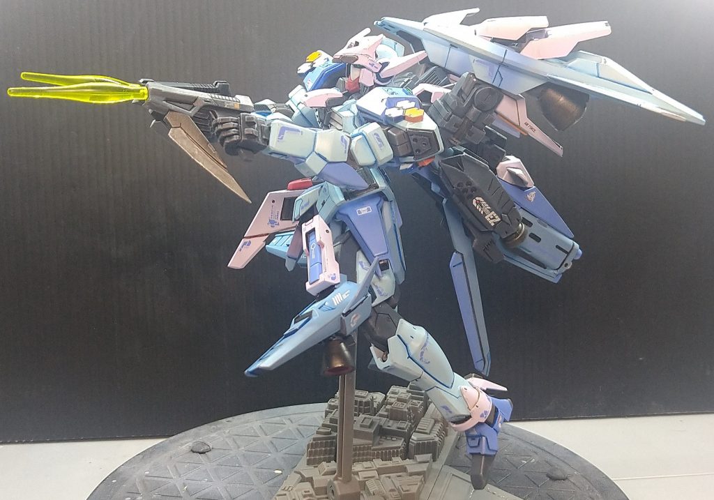 武器:2丁拳銃(ブレード付で接近戦もOK) アメイジンクケンプファーの拳銃に、ビルドパーツのクナイを縦に2分したのを装着。 塗装:空戦をイメージしたので、主色:スカイブルー+白(墨入れはブルー)補助色:ラベンダーアクセントカラー:オレンジと赤デカール貼りすぎたな…