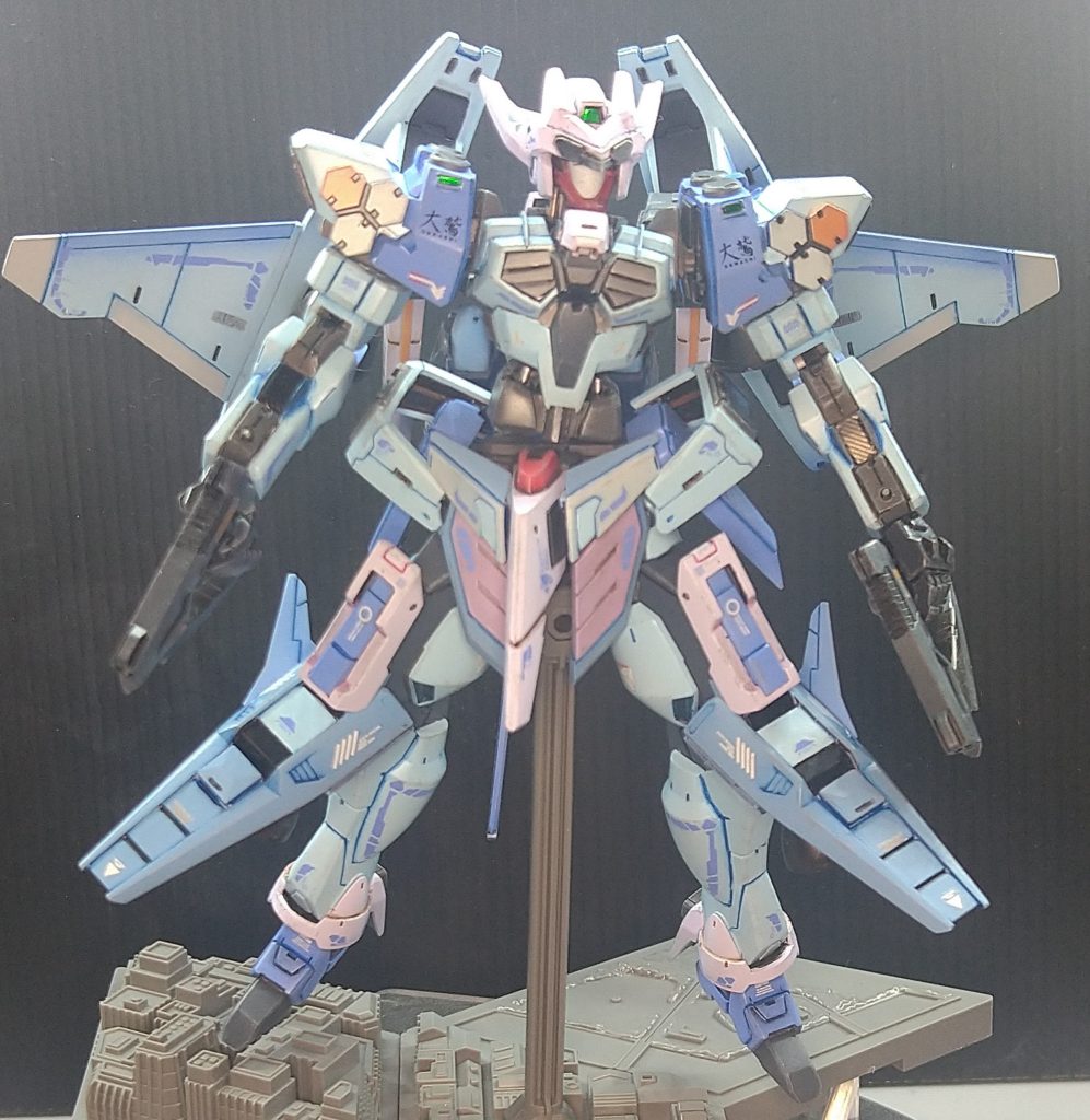 頭部:ドラグナー・竜神丸みたいなバイザーポイのにしようとしたが、これが限界でした… あと、アゴは、エアリアルといい、バルバドスといい、赤いアゴパーツは大きい傾向にあるので、大型化してみました。胴体:胸をガンダムらしくインテークのように変更。あと、腹部を関節の箇所を伸ばしてくびれになるように腰:ジャンクパーツをくっつけて、ボリュームが増える感じ