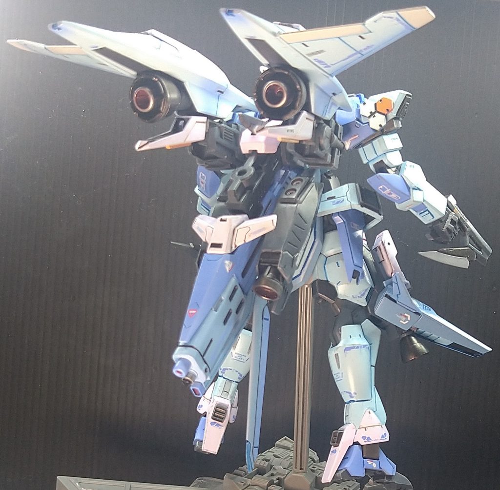 肩部:ちょっと大型化。腕部:上腕を太く、手首を細くなるフォルムに変更脚部:アルケーガンダムの肩アーマーをヒザにくっつける。下方向に凸となるフォルムは新鮮味があるバックパック:元キットに、アルケーガンダムの翼を装着。あとはジャンクパーツと自作パーツ