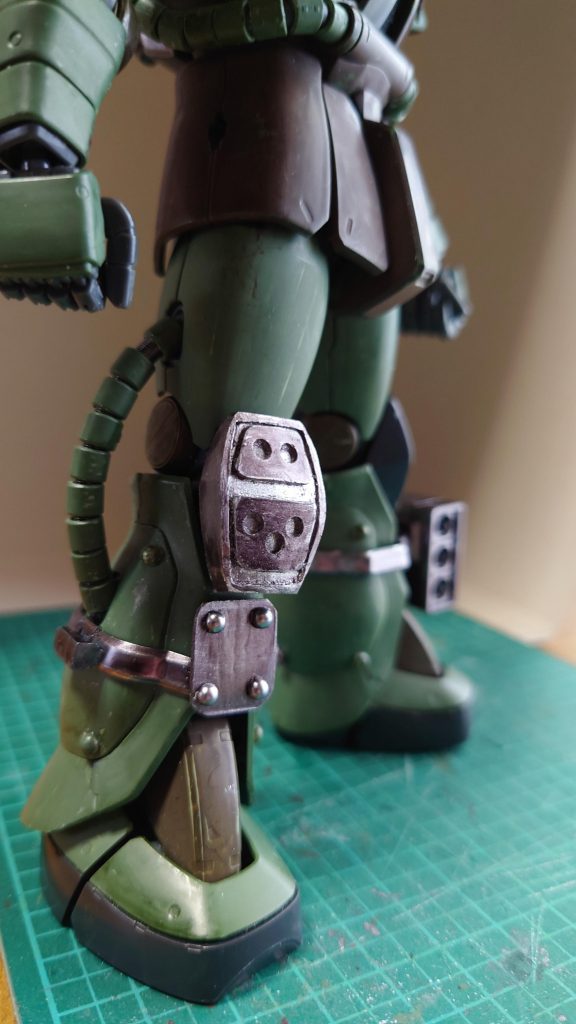 右ヒザはプラ板箱組でハメてるだけなので純正に戻せます。左脚のミサイル発射時に右ヒザを着く…ザクⅠスナイパーみたいなイメージ