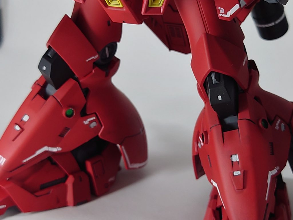 サイコ・フレームの増設した感じを出したかったので所々に付けたパーツの一部にクリアグリーン等で筆塗りをしてソレっぽくしてみました。個人的には良さげに出来たかなと…