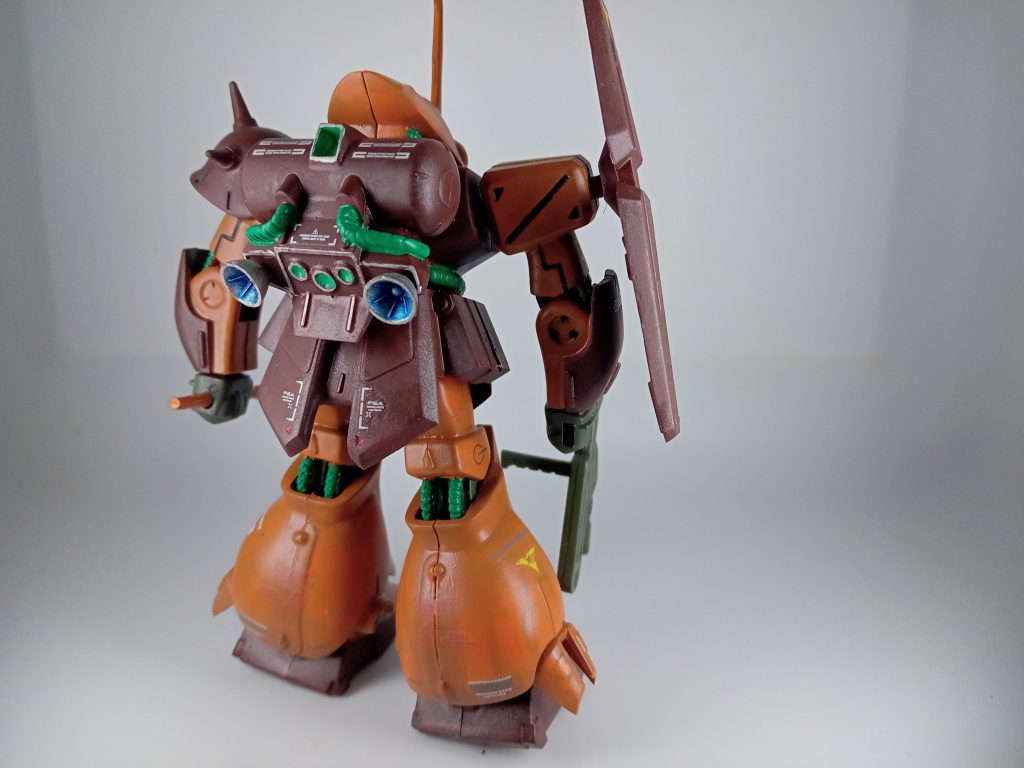 赤色のデカールを貼ってますけど全然見えないですね!