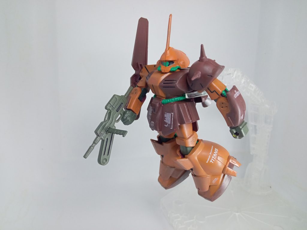 やっぱり小さくても塗装すれば全然違いますね。完成して食玩のフィギュアみたいな感じになったのでとりあえず良かったと思う。