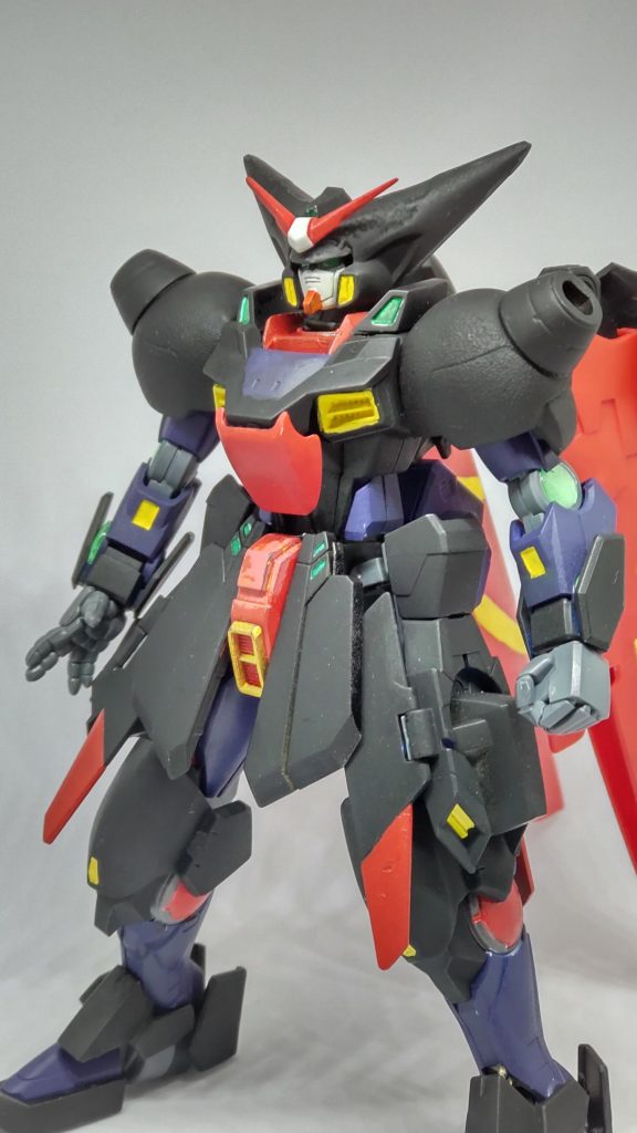 斜め横から。カラーリングについては、「マスターガンダム本来のカラーパターンは外さない」うえで、「京劇っぽいカラーバランスに寄せる」を意識しました。ちょっと大陸っぽい感じの色合いになったつもりです。…もっと白を使って「ドモンたちの側に立った東方不敗のMF」にしてもいいな……というパターンとどっちにするか、悩みましたが…。もし次があるならそっちでもいいかな（マスタ―ガンダム好き）