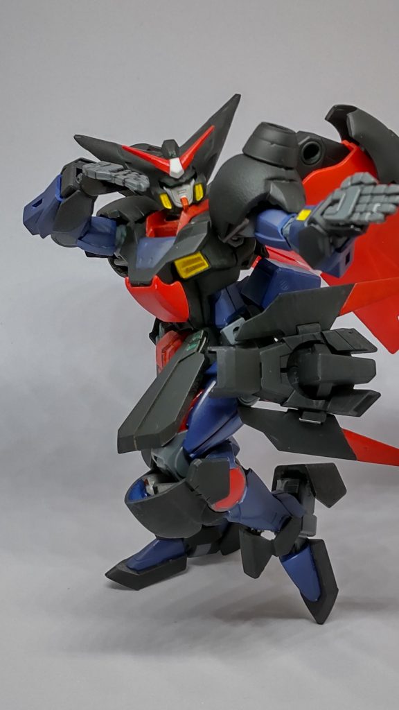 特長的なポージングを、ポージング用パーツなどへの差し替え等なく実現することができます。干渉しそうな肩アーマーや首横のダクト？カメラ？などは敢えて接着・固定せず、フレキシブルさを維持。特に上半身はRG相当の可動を実現しています。……下半身はそこまででもないかもしれません。とはいえ、「よく動くHG」かそれ以上の可動は確保しています。