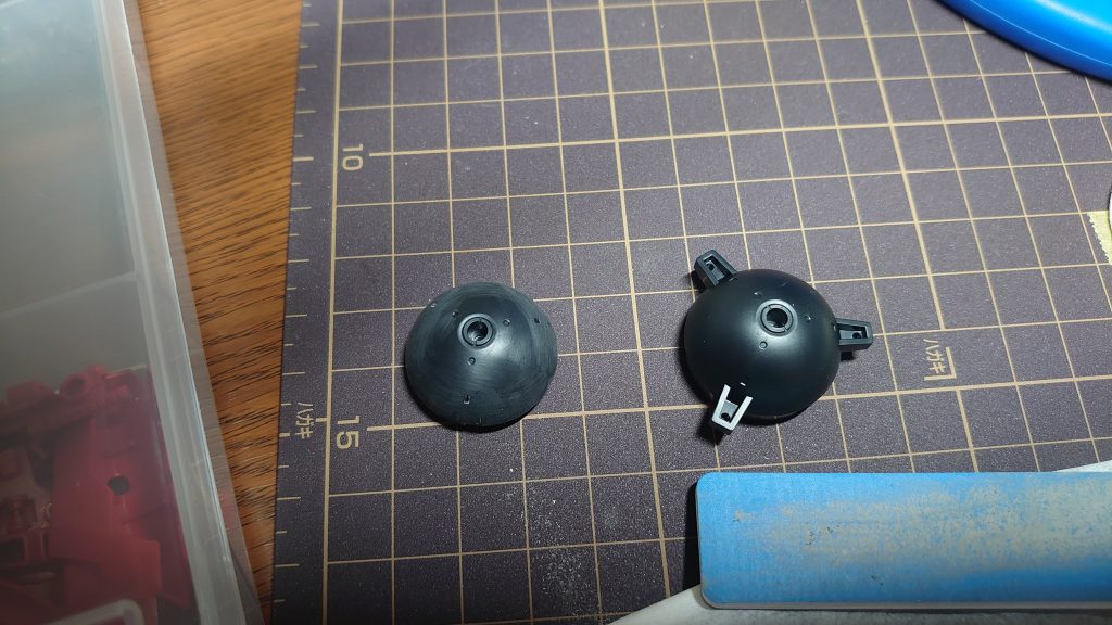 ポンポン制作過程右が加工前余分な突起を切って削ってヤスって左のようにしました