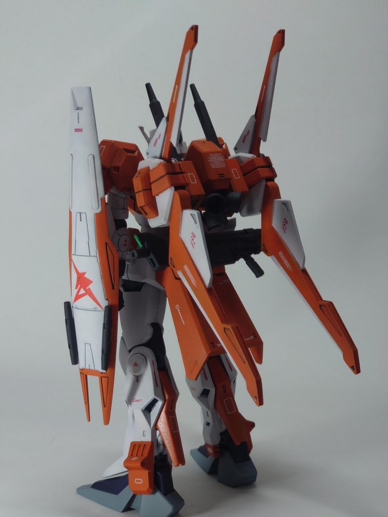 当初、νガンダムカラーで作成しようかなと考えていたのですが顔がゼータ系列なのでオレンジカラーの方が似合うのでは!?と思い立ち色々妄想が捗った結果、今のカタチになりました。