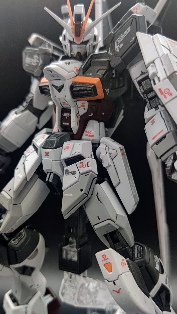 初めて専用の水転写デカールが買えたのでいつもの使用するデカールと合わせてかなりの量を貼りました遠目でみるとそこまでですが近くでみると少しウザったいです貼ればいいってもんじゃないですね勉強になりました