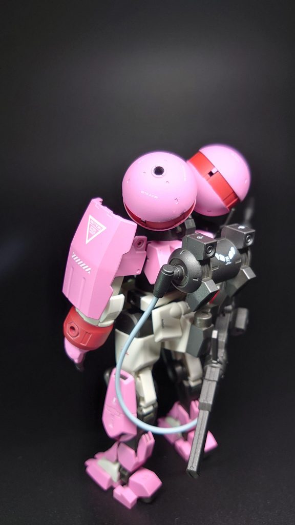 使用した追加パーツは30MMシエルノヴァオプションパーツのみです頭のポンポンとそれを取り付ける凸パーツ目と胸部分に付属していたメタリックピンク色のデカールを使っています腰はあえて前後逆に付けてライフルを後ろに構える形にしましたただかなり後ろ重心になるので自立が難しくなります