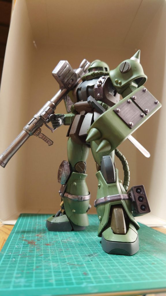 今回やりたかったこと・スパイクシールドを左手に持たせる(肘にネオジウム仕込)・バズーカ長すぎるのでショート化+オリジン風マガジン追加・鉄板+リベットで追加装甲 などなど…