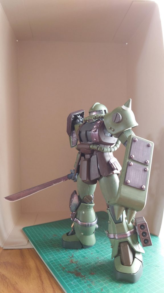 抜刀!迫力不足。もっとデカく作れば良かった…中隊長アンテナだとしっくりこなくて途中からプラ板で自作したモヒカンつけたら、リベットとの相乗効果で、どっかの世紀末マンガの「ヒャッハー!」って言う悪役みたいになった…