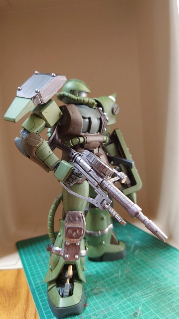 右肩のシールドが無くなったのでジャンクパーツ+プラ板でそれっぽくでっちあげ。右ヒザとスネは鉄板装甲っぽく足の甲は外装が破損したってテイで内部フレームチラ見せ。