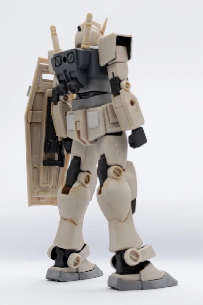 後ろから見るとわかりやすいですね、肩の裏や腰パーツの隙間、シールド裏の一部など部分塗装しています。思ったより見えなかったけど、チラ見えしたときにカッコよく見えると思いたい