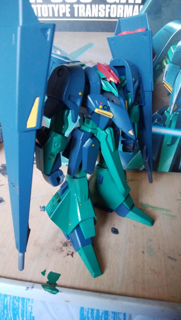 昔組み立てて、艶消しクリアー吹いて失敗し、全体が白くなっていたのを塗り直しました。 