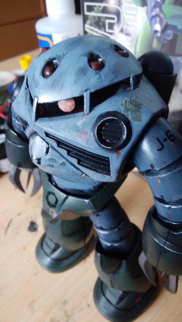 自分は完成後に飾って楽しむ為に、あえて塗装の濃淡をハッキリさせています。拡大してみると汚い様に見えます。