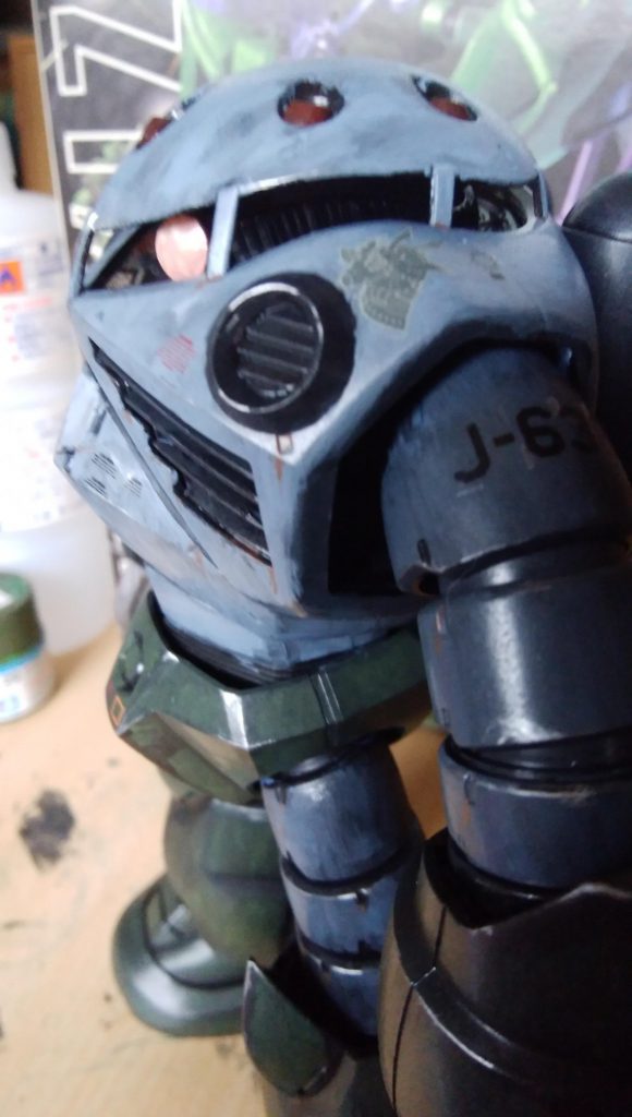 モノアイ部分のクリアーパーツは取り付けていません。無いほうが内部がハッキリと見えます。