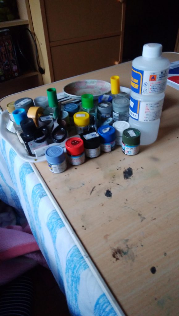 こたつの上で作業しています。工具塗料はこれで全てです。滅多に使わない物は少しあり、仕舞ってあります。