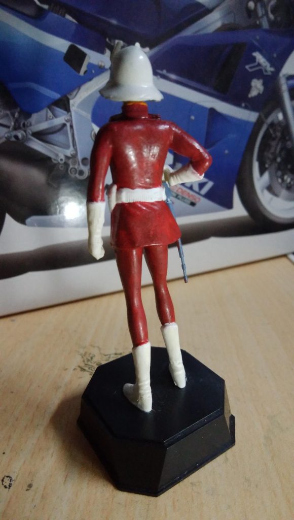 背中のマントの部品が紛失しています。 