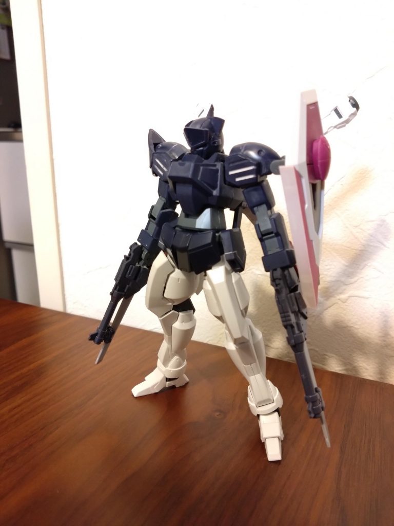 ちなみに…塗装前の状態です。上半身はキットのまま脚部はGバウンサーバックパックはクロスボーンガンダム武器はシュヴァルベカスタムシールドは∞ジャスティスと、いろいろな作品の機体を組み合わせています。