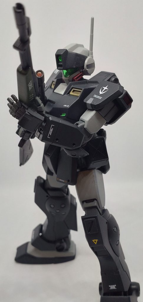 スナイパーライフルを構えて