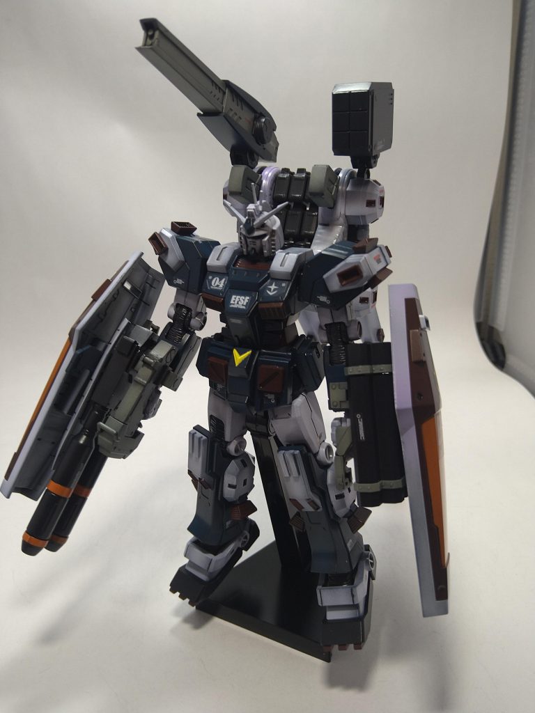 バックパックが大きくてバランス悪いかと思われるけど前も重武装なんで意外と自立するんですよ）（笑）