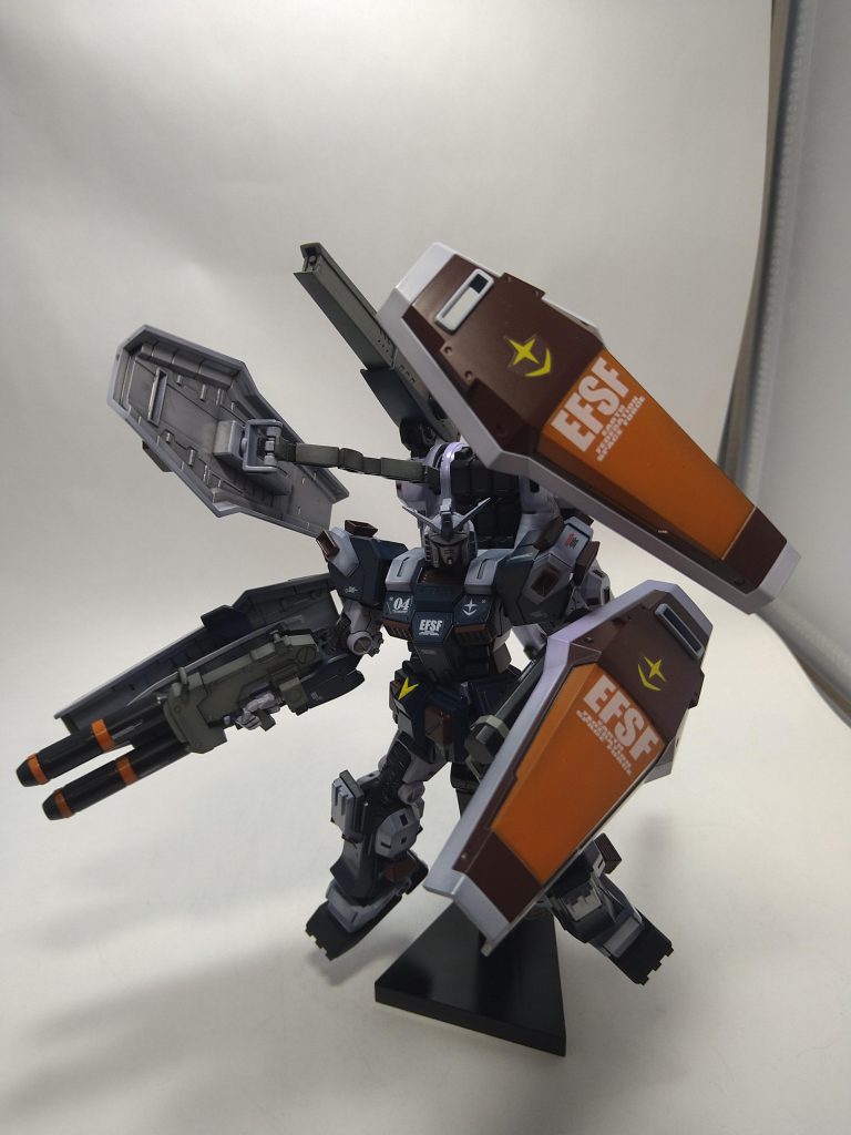 こんなに沢山の盾を装備したガンダムとか初めて作りました（笑） 