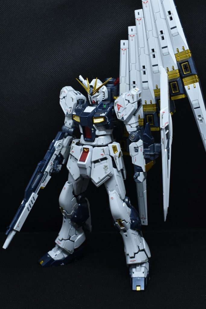 説明書どおりに組んで、ほぼ説明書どおりにデカール(マーキングはガンダムデカールνガンダム用を使用、リアルステイックデカールはキット付属のをそのまま使用)を貼っただけです。