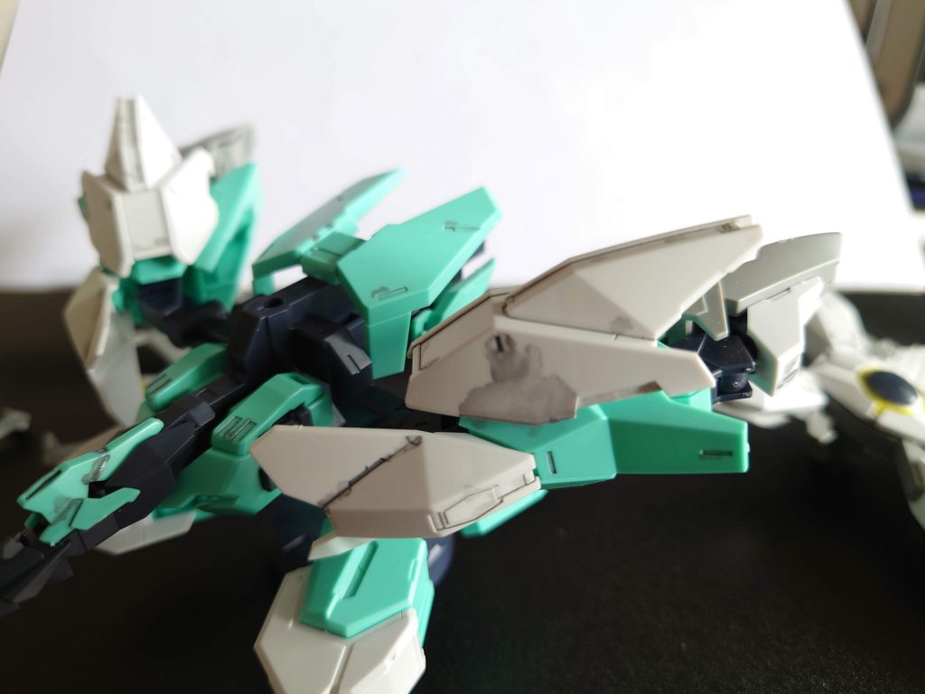 Oh No!はみ出した!なんてことも大丈夫!専用の薄め液でサッと拭き取れるのです。エナメル塗料の修正のし易さを肌で体感。