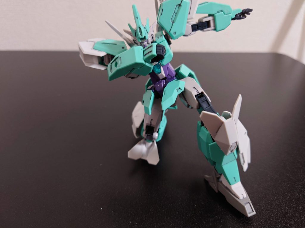 原作では絶対やらないであろうポーズもさせてみます。これもプラモの楽しみ方。