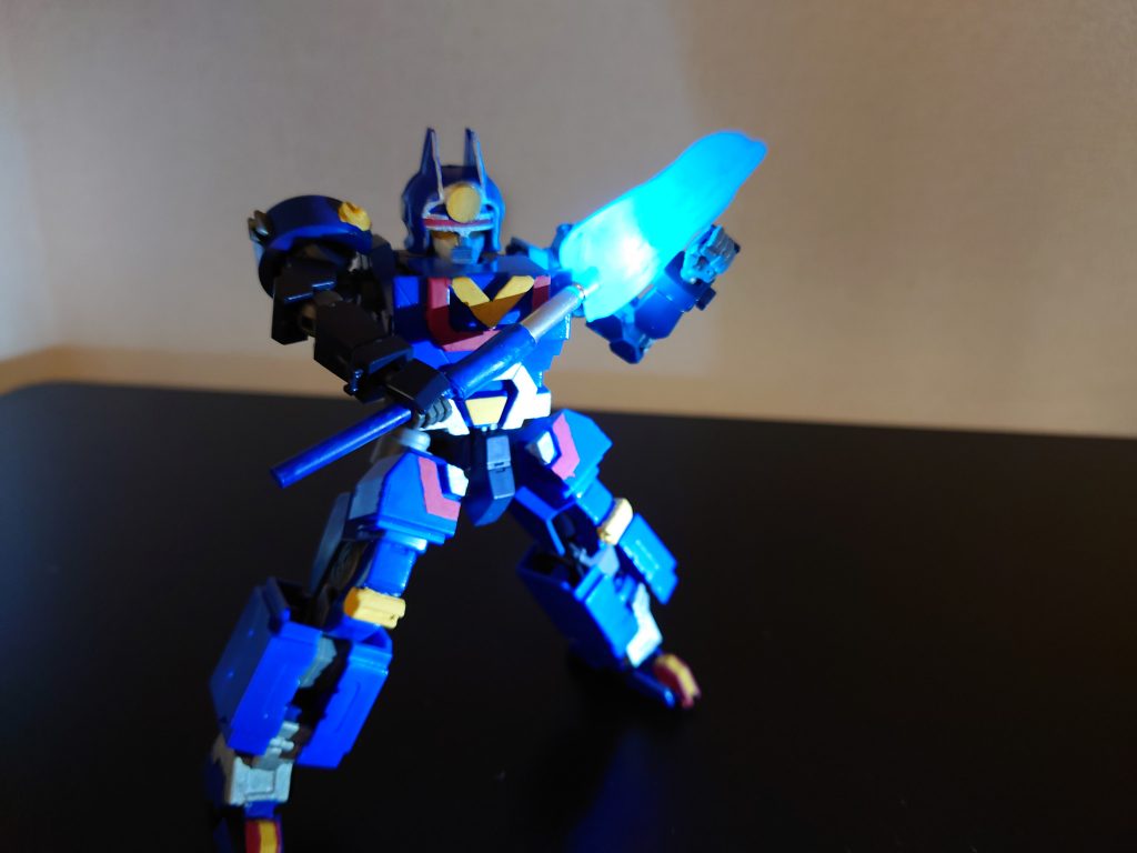 レジンと釣具部品ミライトで光る大剣も自作してみました。重すぎて片手持ちは無理だけど、この迫力！可動域も良好なキットのため、ポーズが決まるのが嬉しい！